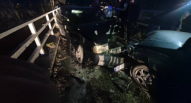 Bursa'da iki otomobil kafa kafaya çarpıştı: 3 yaralı