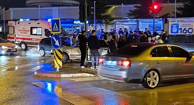 Bursa'da otomobil yayalara çarptı: 1 yaralı