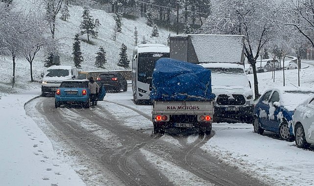 Bursa'da yoğun kar yağışı; araçlar yolda kaldı