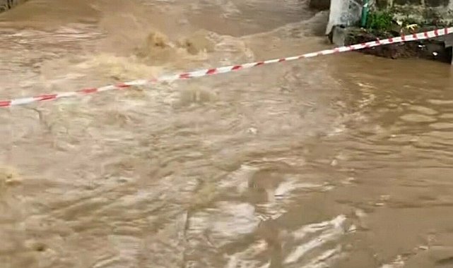 Büyük Menderes Nehri taştı, kara yolu ulaşıma kapatıldı
