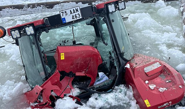 Buzu çözülen Çıldır Gölü'ne traktör düştü