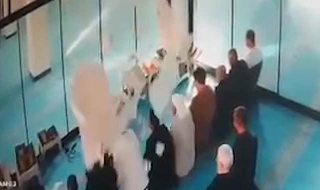 Camide cemaatin üzerine asma tavan parçaları düştü; olay anı kamerada