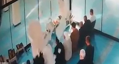 Camide cemaatin üzerine asma tavan parçaları düştü; olay anı kamerada