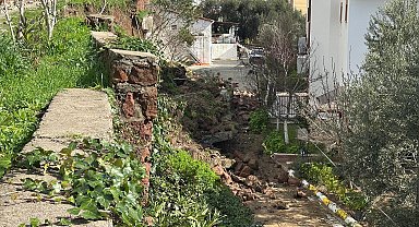 Çanakkale'de sağanak nedeniyle sitenin istinat duvarı çöktü