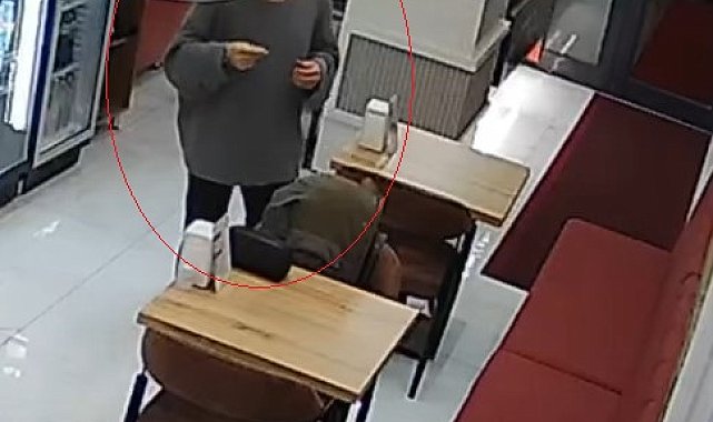 Çiğ köfte dükkanında sipariş ettiği dürüme sakal kılı koydu