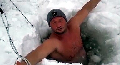 Çıldır Gölü'nün buz gibi suyuna daldılar