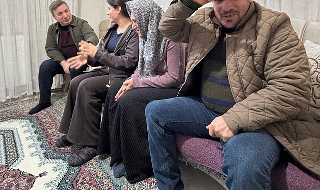 Çilem, özel gereksinimli abla ve ağabeyine hem annelik hem babalık yapıyor