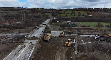 Çomu çayı köprüsü ulaşıma kapatıldı, ekiplerin geçici köprü için yoğun mesaisi dronla görüntülendi