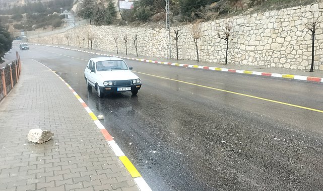 Dağdan kopan kaya, mahalledeki trafoya çarptı