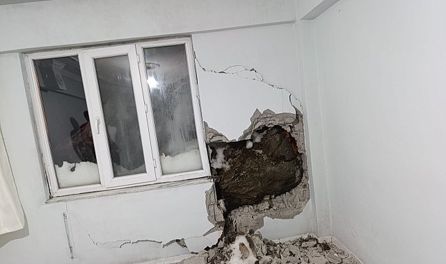 Dağdan kopan kaya parçası evin duvarını delip, yatak odasına girdi