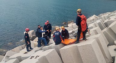 Dalgakıranda düşüp beton bloklar arasına sıkışan balıkçı kurtarıldı