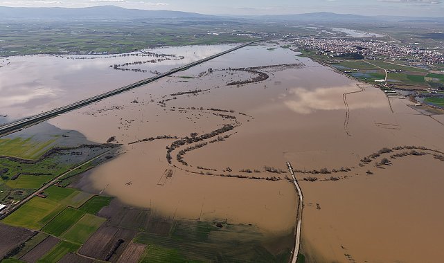 Derenin taşması ile yollar ve tarım arazilerini su bastı; mahsur kalan sürücü kurtarıldı