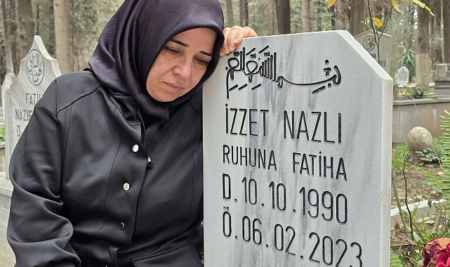 DHA muhabiri İzzet Nazlı, depremin 3'üncü yıl dönümünde mezarı başında anıldı