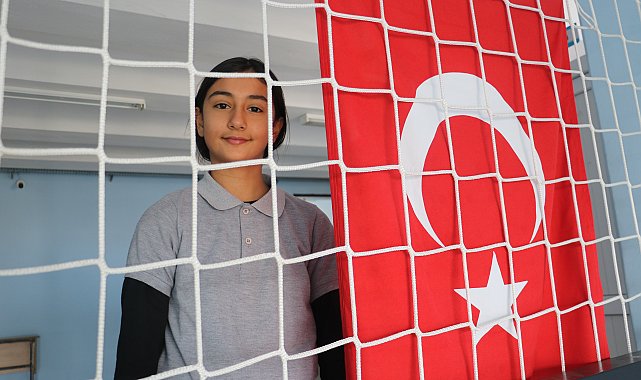 Diyarbakır'da 'bayrak' hassasiyeti ile gündeme gelen Kübra: Sevgiyle düzelttim