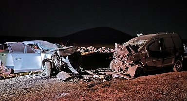 Diyarbakır'da otomobil ile hafif ticari araç kafa kafaya çarpıştı: 5 ölü, 2 yaralı