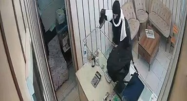 Dükkanına girdiği kuyumcunun çığlıkla panik butonuna bastığını görüp kaçtı