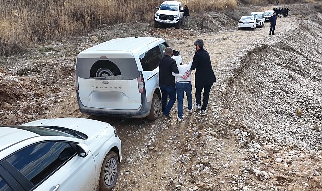 Dükkanına girdiği kuyumcunun çığlıkla panik butonuna bastığını görüp kaçtı