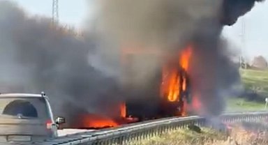 Edirne'de domates yüklü TIR alev alev yandı; o anlar kamerada