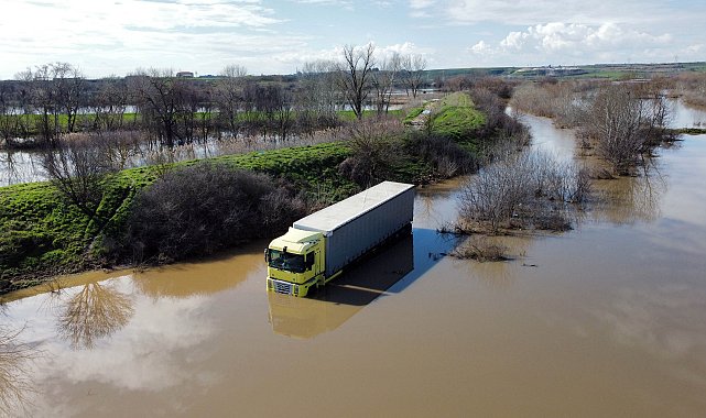 Edirne'de nehirlerin debileri düşüşe geçti: 3 gün mahsur kalan TIR şoförü kurtarıldı