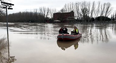 Edirne'de nehirlerin debileri düşüşe geçti, köprüler yaya trafiğine açıldı