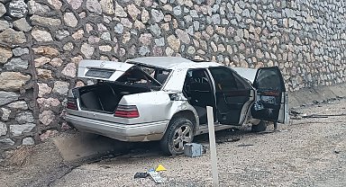 Elazığ'da bariyer ve istinat duvarına çarpan otomobilin sürücüsü öldü