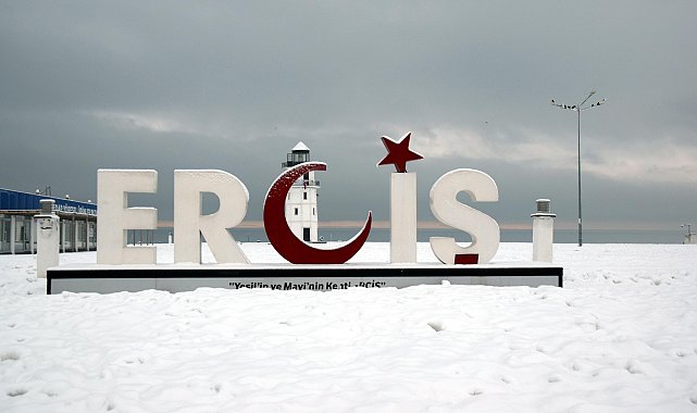 Erciş'te kar yağışı sonrası güzel görüntüler oluştu