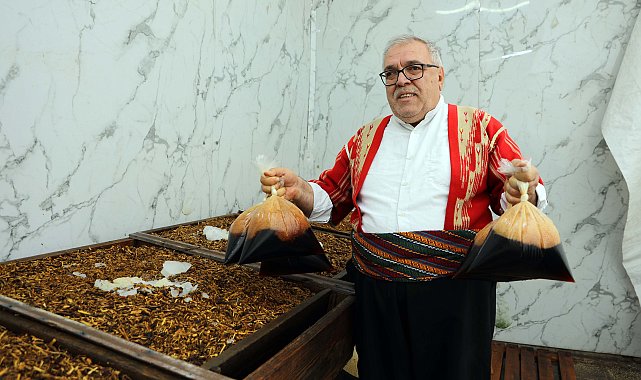 Fırat Nehri kenarında ağaçlardan toplanıp yapılan şerbete ramazan ilgisi