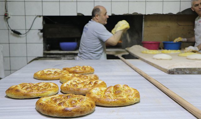 Fırın ustalarının 300 derece sıcakta pide mesaisi