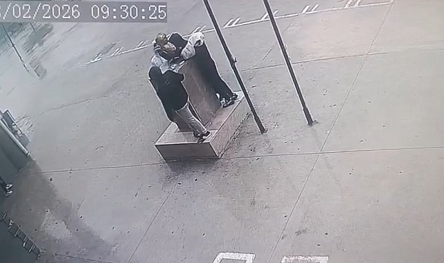 Fırtınada düşmek üzere olan Atatürk büstünü öğrenciler el birliği ile korudu