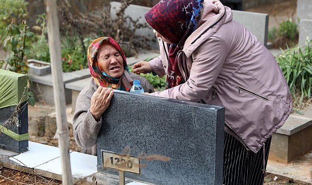 Gaziantep'te depremde ölenlerin mezarları başında hüzün; yakınları karanfil bıraktı