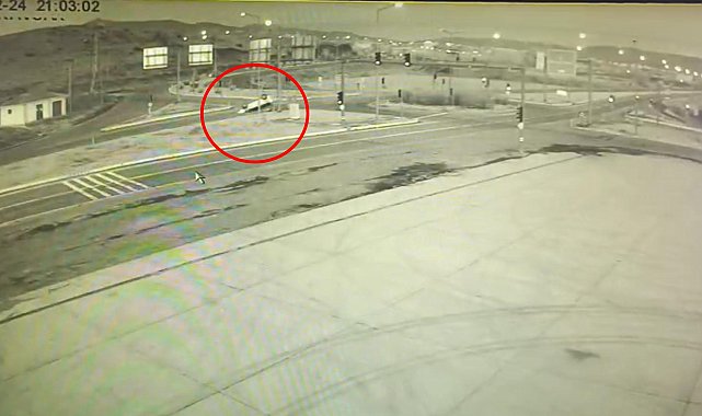 Hafif ticari araç, direğe çarparak takla attı; kaza kamerada