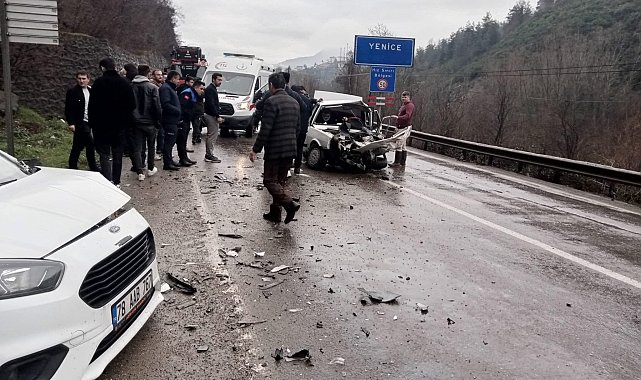 Hafif ticari araç ile otomobil çarpıştı: 5 yaralı