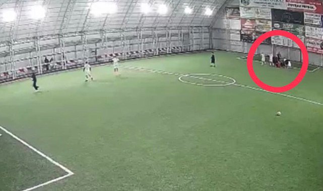 Halı sahada kalp krizi geçiren öğretmenin son anları kameraya yansıdı