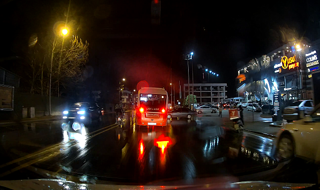 Halk otobüsünün motosiklete çarptığı kaza kamerada; 1 yaralı