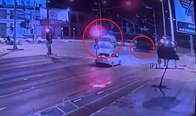 Hasta taşıyan ambulansa cipin çarptığı kaza kamerada; 5 yaralı