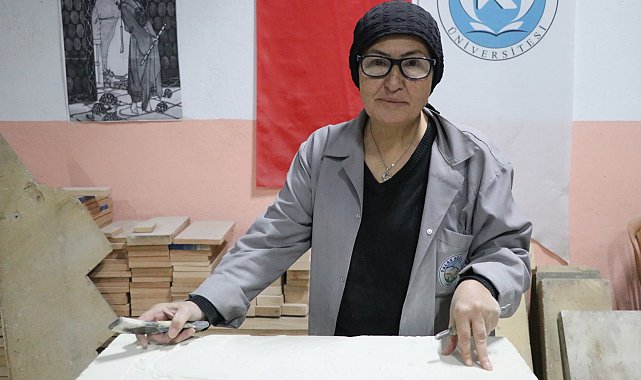 Hat sanatı hocası, tarihi Rum Yetimhanesi'nin bahçesinde kurulan atölyede taşa şekil veriyor
