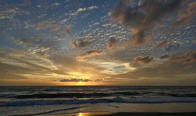 Hatay'da güneşin batışı görsel şölene dönüştü