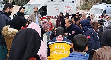 Hatay'da öğrenci servisi ile otomobil çarpıştı: 15 yaralı