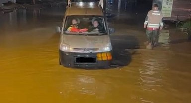 Hatay'da sağanak; dere taştı, evi ve ahırı su bastı
