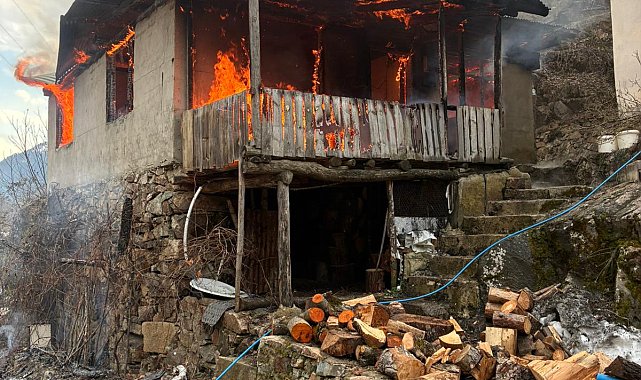 İmam lojmanı, çıkan yangında yandı