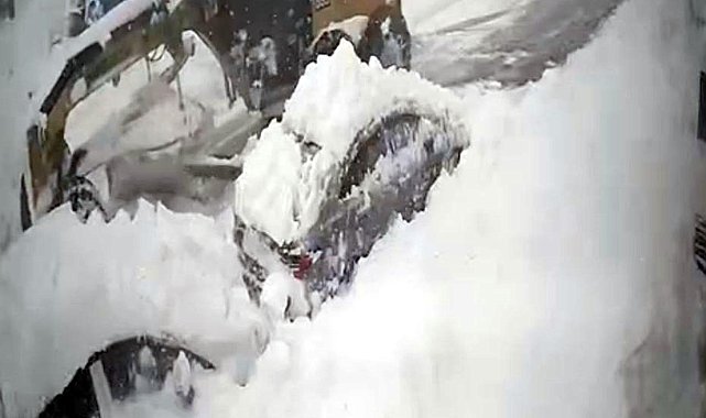 İş makinesinin yol temizliği sırasında kara gömülen otomobile çarptığı kaza kamerada