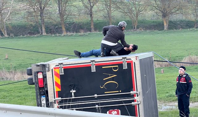 İstanbul- Arnavutköy'de kamyonet tarlaya uçtu: 2 kişi hafif yaralandı