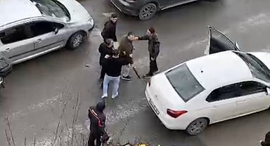 İstanbul- Ataşehir'de 3 kişi bir kişiye sopayla saldırdı; ayıranlar da darbedildi