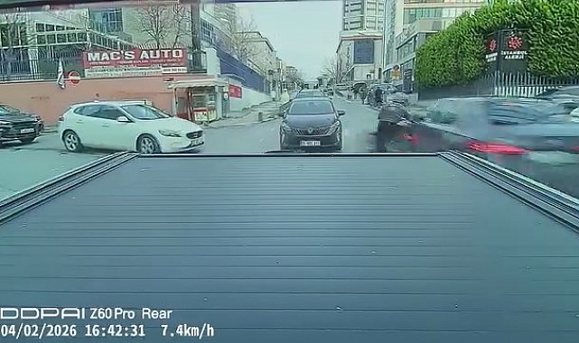 İstanbul - Ataşehir'de caddede ilerleyen otomobil ara sokaktan çıkan motosikletliye çarptı