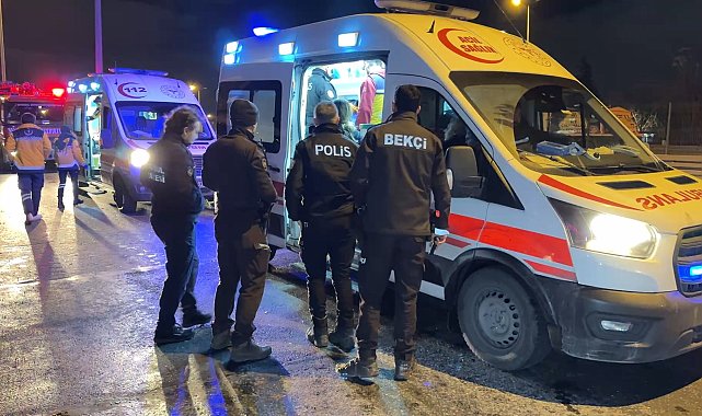İstanbul- Avcılar D-100'de otomobil minibüse çarptı: 2 yaralı