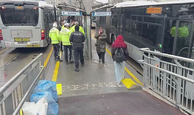 İstanbul - Avcılar'da iki metrobüs çarpıştı: 5 yaralı Geniş haber -ek görüntü