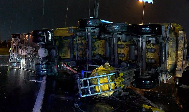 İstanbul - Bakırköy'de devrilen hafriyat kamyonunun şoförüne yardım etmek isteyen sürücüye otomobil çarptı