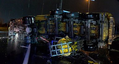 İstanbul - Bakırköy'de devrilen hafriyat kamyonunun şoförüne yardım etmek isteyen sürücüye otomobil çarptı