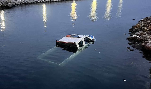 İstanbul - Bakırköy'de zabıta aracı denize düştü Fotoğraf eklendi
