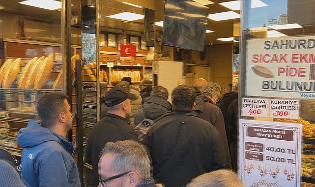 İstanbul - Beyoğlu'nda ilk iftar öncesi pide kuyruğu
